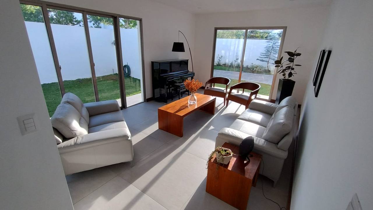 Casa en Venta en San José Pinula – 4 Habitaciones, Residencial Privado de 8 Residencias